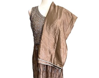 Traje salwar de georgette beige oscuro: atuendo de fiesta bordado (talla grande)