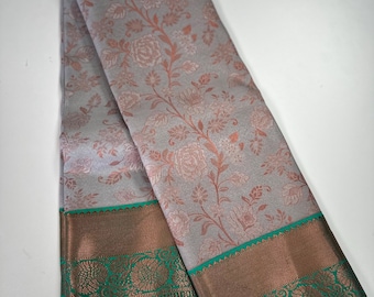 Sari de seda suave plateada: borde verde menta, trabajo de zari en cobre