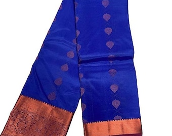 Exquisito sari de seda Kanchipuram azul con pallu de jacquard rojo y borde de cobre