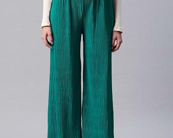 La comodidad se une a la clase: pantalones palazzo plisados