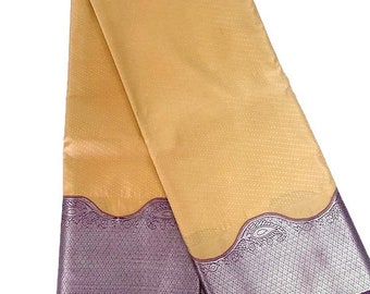 Sari de seda beige con borde de brocado de zari morado y plateado
