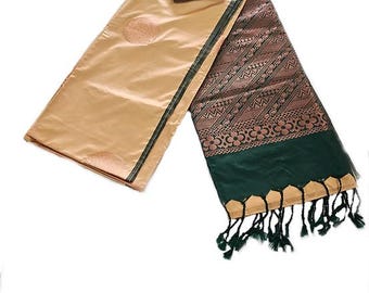 Sari de seda suave: beige y verde bosque con zari buttas de cobre