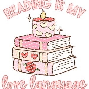 Op de afbeelding: Een stapel roze boeken met een roze kaars erop. De kaars heeft een vlam en hartjes. De tekst "Reading is my love language" is geschreven in roze letters.