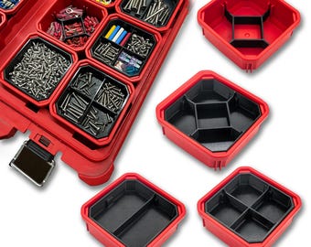 Op de afbeelding: Een rode kunststof opbergkoffer met meerdere uitneembare vierkante bakjes met zwarte interne verdelers. De bakjes zijn gevuld met diverse metalen schroeven, bouten, ringen en kleurrijke elektrische draadconnectoren, terwijl lege bakjes verschillende indelingsconfiguraties tonen.