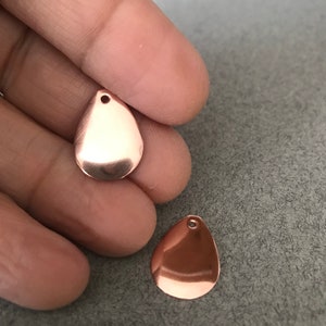 Lot de 4, 20, 50 ou 100 gouttes d'eau coupées à la main en cuivre, avec/sans trou, cuivre brut, recherche de bijoux, fournitures pour travaux manuels, fournitures pour oeuvres d'art