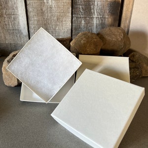 Boîte cadeau, forme carrée, papier de couleur blanc sable sur carton, 3 1/2 x 31/2 x 1 pouce, idéal pour les bijoux, les bracelets ou les pendentifs