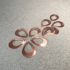 Découpes en cuivre en forme de larme : apprêts de bijoux, émaillage, estampage à la main