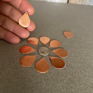 PACKS de 4, 12 ou 20 pièces, taille 8 gouttes d'eau en cuivre vierges, découpé à la main, estampage à la main sur ébauches, émaillage, travaux manuels, recherche de bijoux