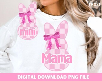 Puede incluir: Gráfico de conejito a cuadros rosa y blanco con un lazo rosa y la palabra "mini" en un conejito y la palabra "mama" en el otro conejito.
