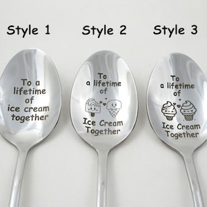 Puede incluir: Tres cucharas de acero inoxidable con diferentes dise&ntilde;os grabados. La primera cuchara dice "To a lifetime of ice cream together". La segunda cuchara dice "To a lifetime of Ice Cream Together" con un cono de helado y una paleta de helado de dibujos animados. La tercera cuchara dice "To a lifetime of Ice Cream Together" con dos cupcakes de dibujos animados.