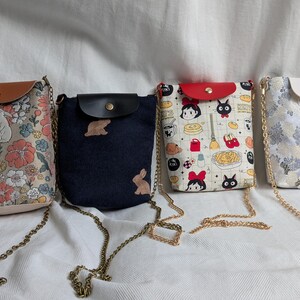 Handgemaakt telefoonetui crossbody: jacquard|geborduurd konijn|Kiki's Delivery Service|Brokaat met kraanvogels