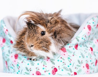 Cama con forma de taza para cobayas, diseño floral azul, refugio acogedor de algodón y forro polar hecho a mano para mascotas pequeñas, escondite cómodo y nido acurrucado