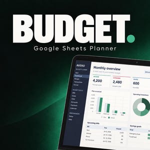 Könnte beinhalten: Ein Laptop-Bildschirm zeigt einen digitalen Budgetplaner für Google Sheets. Die Benutzeroberfläche enthält ein monatliches Dashboard mit Diagrammen für Einnahmen, Ausgaben, Ersparnisse und Ausgabenaufschlüsselung. Text BUDGET. Google Sheets Planner.