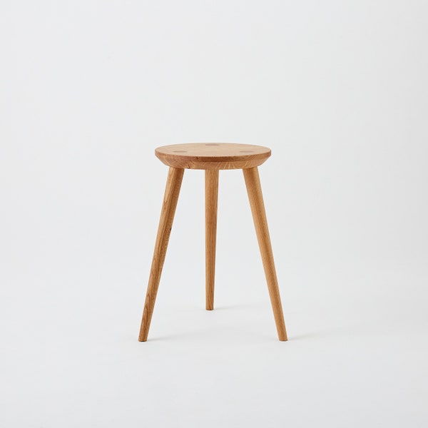 Schemel aus Eichenholz. Minimalistisches, skandinavisches Design. 46cm hoch. Holzhocker. Designerhocker. Modell Klaus.