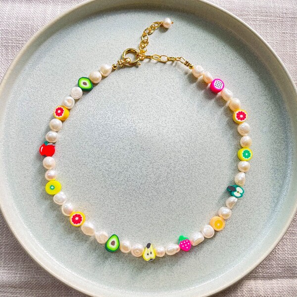 OBST | Handgemachte Halskette aus Obst Polymer Clay Perlen und echten Süßwasserperlen | Vergoldeter Verschluss | Bunte Halskette