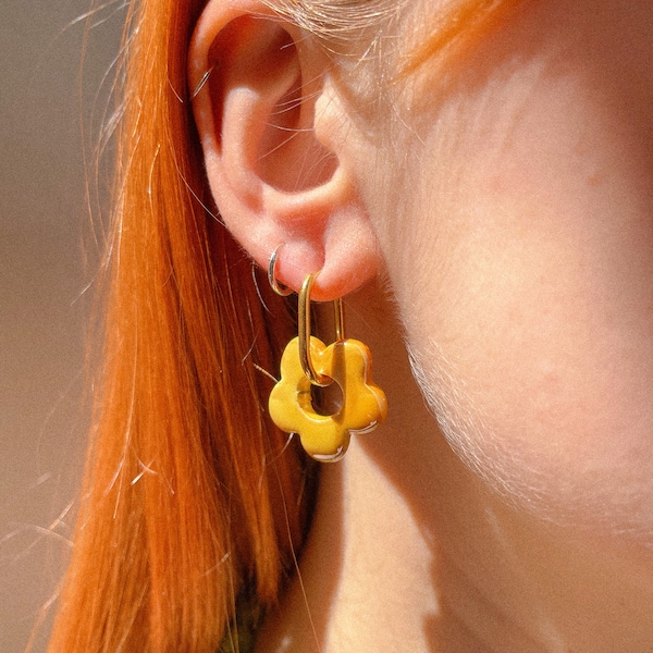 FLEUR | Handgemachte oorbellen uit vergoldeten Edelstahl Creolen en een Keramiek Blumenanhänger