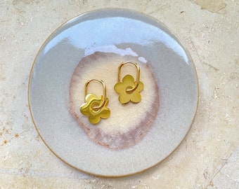 FLORENCIA / Handgemachte Ohrringe aus vergoldeten Edelstahl Creolen und Blumen Anhängern