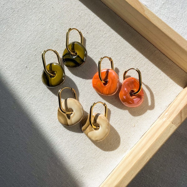 GAIA | Handgefertigte Ohrringe aus vergoldetem Edelstahl Creolen und Keramik Donuts | Donut Ohrringe | Geschenk für Sie