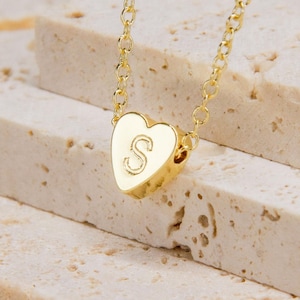 Colar com inicial em formato de coração dourado | Coraçãozinho personalizado | Colar com inicial para meninas | Colar com mini coração | Minimalista | Pingente de coração