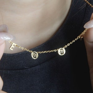 Collar con letra de aro pequeño / Collar con letra personalizada hecha a mano / Collar con nombre delicado / Collar con nombre personalizado / Letra espaciada /