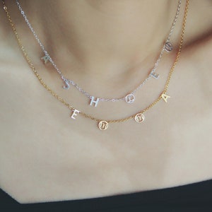 Collar con letra de aro pequeño / Collar con letra personalizada hecha a mano / Collar con nombre delicado / Collar con nombre personalizado / Letra espaciada /
