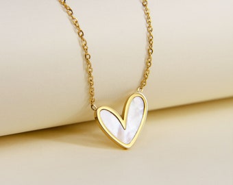 Collar colgante de corazón de concha blanca / Joyería de corazón de nácar / Collar de fritillaria blanca / Mínimo / Collar de oro con encanto de corazón de amor