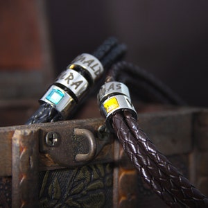 Pulsera de cuero con nombre de familia y piedra natal / Artículos de cuero unisex / Pulsera para hombres / Nombre de familia personalizado / Pulsera de cadena básica