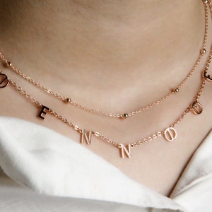 Juego de collar con letras de aro pequeño / Collar con letras personalizado hecho a mano / Collar con nombre delicado / Collar con nombre personalizado / Letras espaciadas /
