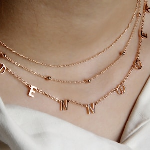 Collar con letra de aro pequeño de plata esterlina / Collar con letra personalizada hecha a mano / Collar delicado / Collar con nombre personalizado