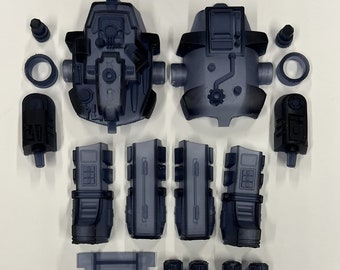 Può includere: Un set di pezzi di giocattolo in plastica blu traslucida per costruire un robot. I pezzi includono una testa, un torso, gambe, braccia e armi. Il set include anche un foglio di adesivi con il logo Cobra e le parole "Hazard" e "Danger".