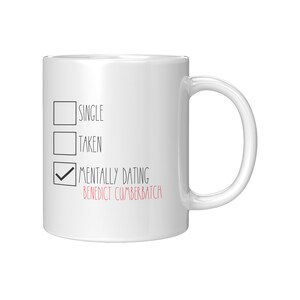 Puede incluir: Taza de cerámica blanca con una casilla de verificación negra junto al texto "Mentally dating Benedict Cumberbatch" y casillas sin marcar junto a "Single" y "Taken".