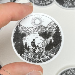 Pegatina de bicicleta de montaña: aventura al aire libre, pegatina de naturaleza, motivo ciclista, diseño minimalista para ciclistas y ciclistas de montaña