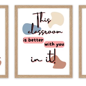 Puede incluir: Tres impresiones enmarcadas con citas motivacionales. La primera impresión dice "Home Sweet Classroom". La segunda impresión dice "This classroom is better with you in it!" La tercera impresión dice "Today a reader tomorrow a leader".