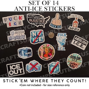 以下が含まれることがあります： 「FUCK ICE」、「Abolish I.C.E.」、「No ICE」などのテキストと様々なデザインが施された、14枚のアンチICEステッカーのセットです。ステッカーには氷のイラストと「Stick 'em where they count!」の文字が描かれています。