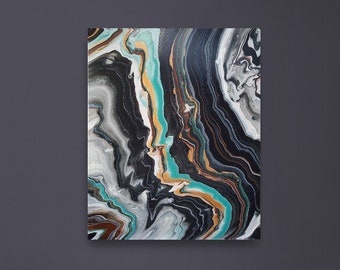Puede incluir: Pintura abstracta con colores negros, blancos y turquesa en espiral con acentos dorados. La pintura está enmarcada y colgada en una pared gris oscuro sobre una mesa consola de mármol blanco con dos plantas en maceta.