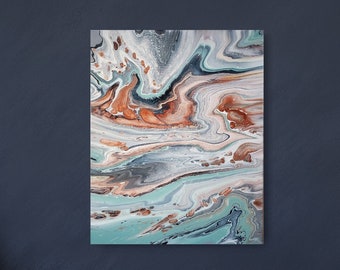 Puede incluir: Pintura abstracta con patrones en espiral en tonos de azul, verde, blanco y marrón. La pintura está enmarcada y colgada en una pared azul oscuro.