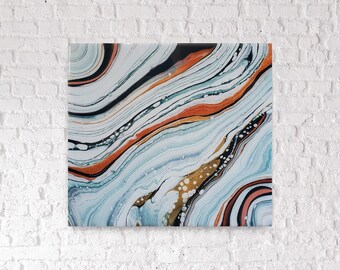 Puede incluir: Pintura abstracta con líneas giratorias de blanco, azul, negro, naranja y dorado. Las líneas crean un patrón ondulado.