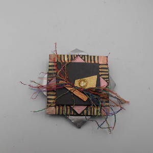 Broche artesanal hecho a mano, década de 1980/1990, diseño geométrico en 3D, técnica mixta, hilo, tela y cartón, accesorio de metal, tamaño aproximado de 3 x 3