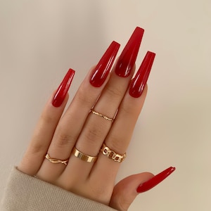 Lange rode kist luxe pers op nagels | verkochte kleur | herbruikbare nagels | duurzaam | gels | cadeau voor haar | doodskist