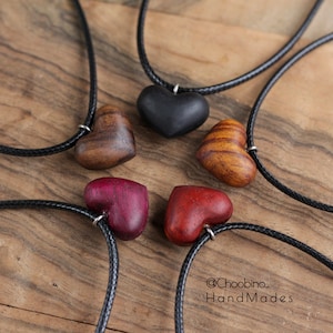 Collier pendentif sculpté à la main coeurs colorés naturels-sculpteur sur bois-sculpté à la main-collier en bois-femme et homme-bijoux en bois-cadeau-cadeau en bois