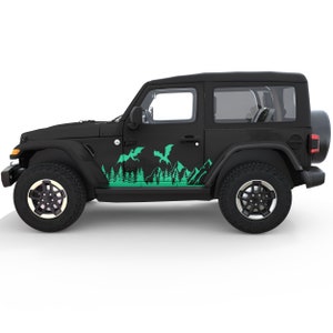 Puede incluir: Un Jeep Wrangler negro con una calcoman&iacute;a de monta&ntilde;a y drag&oacute;n verde en el lateral.