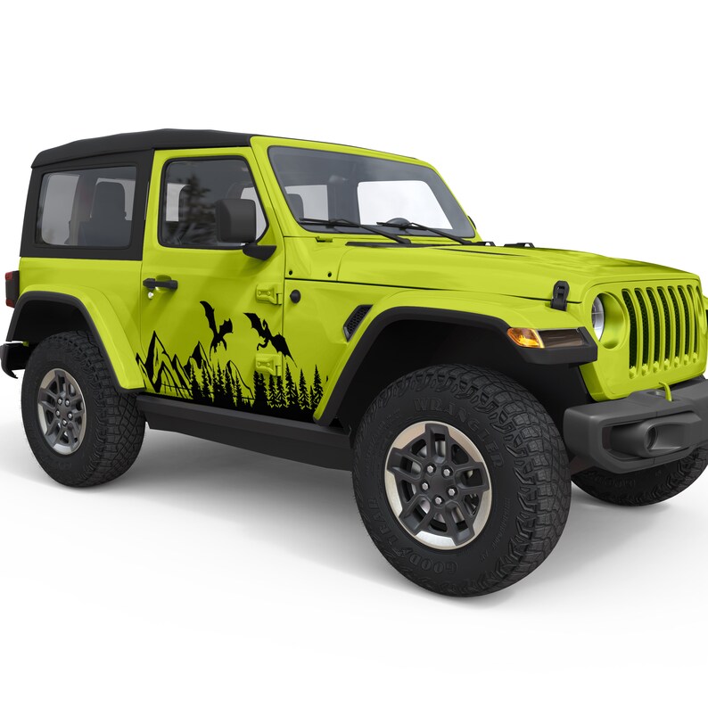 Puede incluir: Un Jeep Wrangler verde lima con detalles negros y una calcoman&iacute;a negra de dos dragones volando sobre una cordillera en el lateral del veh&iacute;culo.