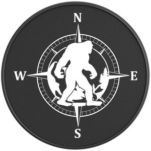 Sasquatch Compass Housse de pneu de secours -Fits Jeep Wrangler, Ford Bronco, Rv, Camper, Remorque et n’importe quel VUS