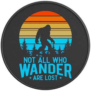 Pas tous ceux qui se demandent sont perdus Sasquatch Housse de pneu de rechange compatible avec Jeep Wrangler, Ford Bronco, RV, camping-car, remorque et tout SUV.