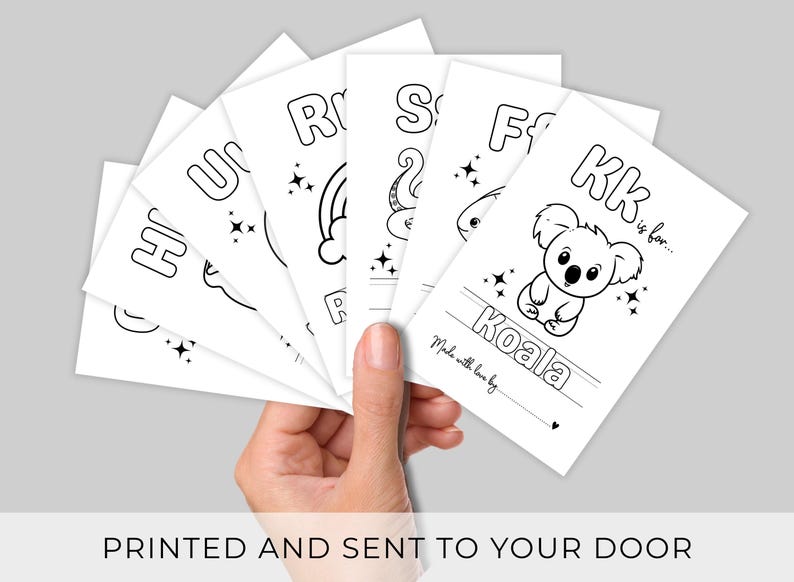 Puede incluir: Una mano sostiene un abanico de tarjetas blancas con dibujos lineales negros de animales y letras. La tarjeta superior dice "KK is for... Koala" con una ilustraci&oacute;n de koala. El texto "Made with love by" es visible. La parte inferior de la imagen dice "PRINTED AND SENT TO YOUR DOOR".