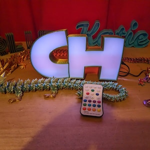 Letras multicolores impresas en 3D con luces LED