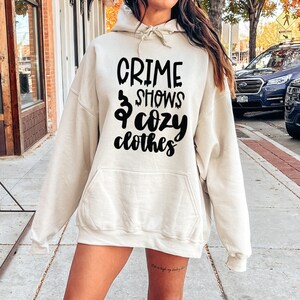 犯罪番組と心地よい服 SVG Cricut カット ファイル、デジタル ダウンロード eps、dxf、png - 真の犯罪 SVG - 犯罪ジャンキー SVG - 犯罪番組 SVG