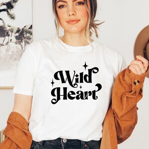 Wild Heart SVG- archivo cortado para cricut, camiseta de corazón salvaje, svg de moda, cita svg, diseño de camisa de niña salvaje