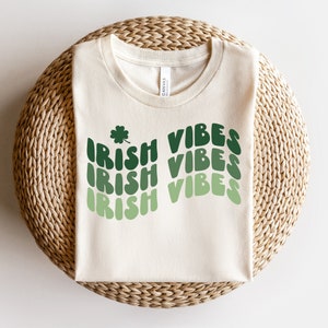 Irish Vibes Retro SVG Datei - St Patricks Day Hippie Seventies Stil svg, St. Pattys Day Shirt Frauen. Kleeblatt, Kleeblatt, groovy svg