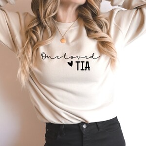 One Loved Tia Estilo minimalista SVG, png, momlife svg, dia das mães svg, modo mãe svg, camisa para tia, tia svg, tia vida svg, tia svg